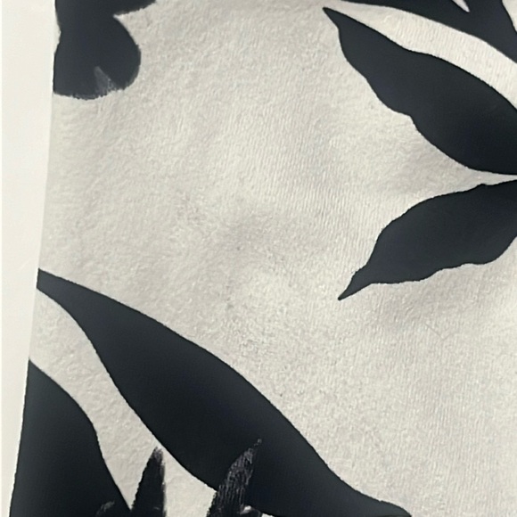 Lululemon women’s black and white floral cropped mesh yoga pants size 6 - Picture 10 of 11